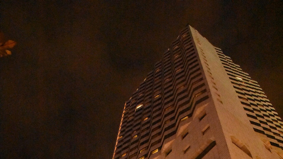 Otelin 28'inci katından ölüme atladı