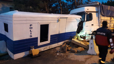 Kamyon, polis ve jandarma kontrol noktasına çarptı: 2'si polis 3 yaralı