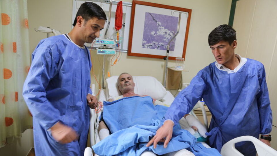 Yüksek gerilim hattına kapılan işçiye yapay deri nakli