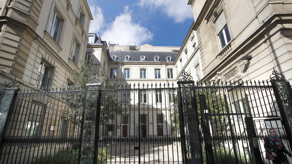 Fransa'da solun 'son kalesi' satıldı!