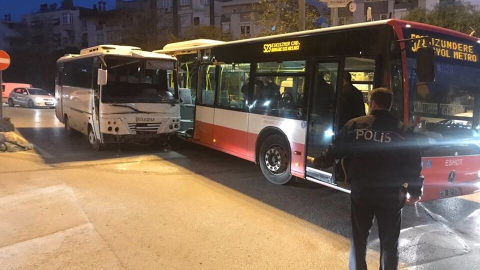 İzmir'de midibüs belediye otobüsüne çarptı: 13 yaralı