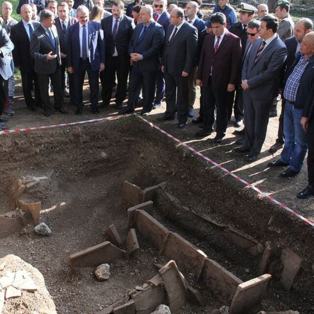 Antalya Valisi: Noel Baba'nın gerçek kemikleri bulunabilir