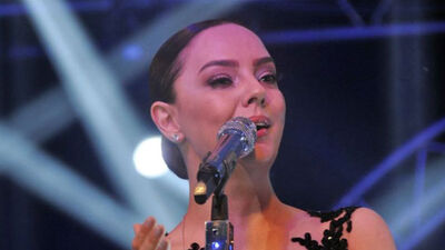 Ebru Gündeş tekrar söyledi: Dön ne olur!