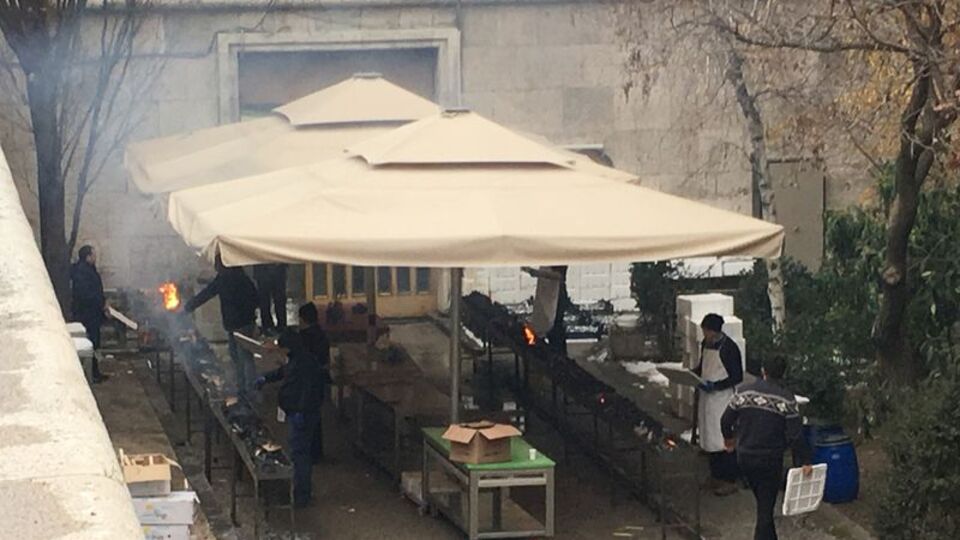 Meclis bahçesinde mangallar yakıldı! 1 ton hamsi getirildi