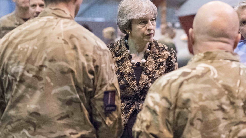 Theresa May'den İngiliz askerlerine DEAŞ tebriği: Gururlanmalısınız