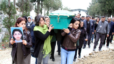 Eski eşi tarafından öldürülen kadının tabutunu kadınlar taşıdı