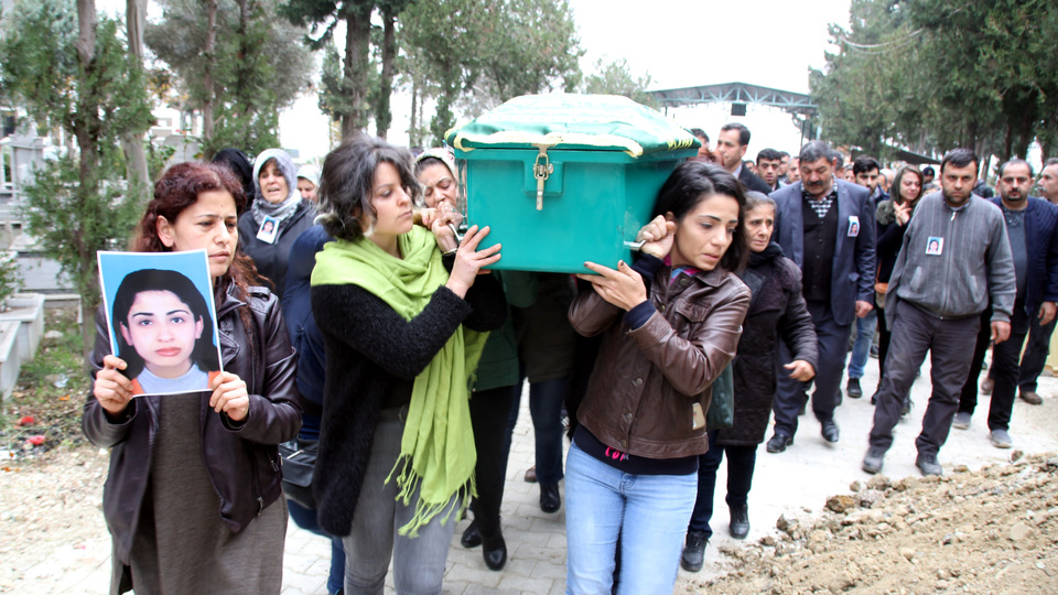 Eski eşi tarafından öldürülen kadının tabutunu kadınlar taşıdı