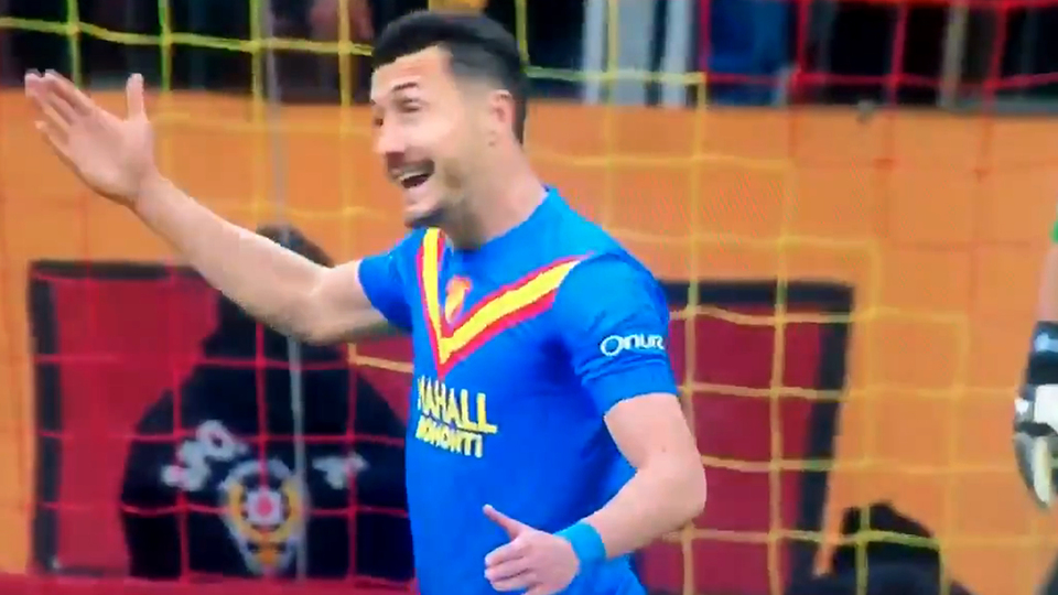 Jahovic, hakemin taklidini yaptı!