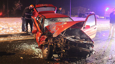 Otomobil kırmızı ışıkta bekleyen minibüse çarptı: 6 yaralı