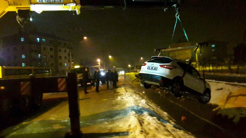 Kartopu oynayan çocukları uyarmak istedi cipinden oldu