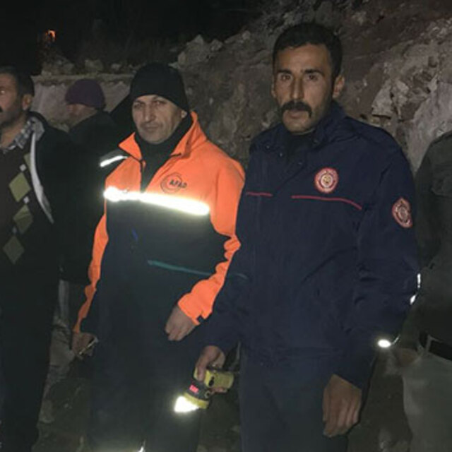 Ahırın tavanı çöktü, 74 hayvan telef oldu