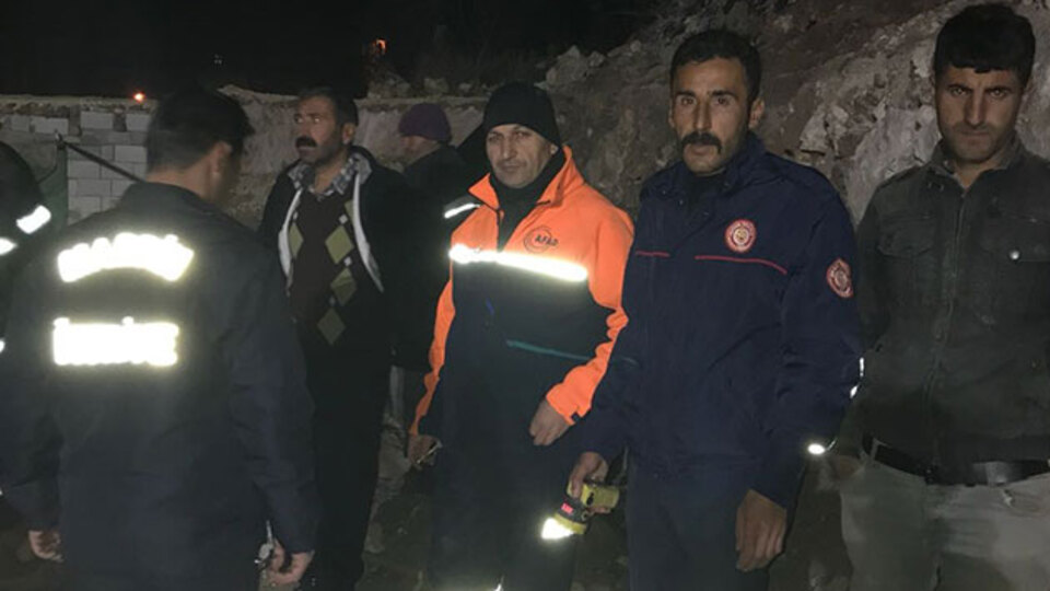 Ahırın tavanı çöktü, 74 hayvan telef oldu