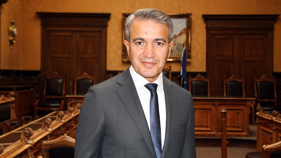 Belçika'da memurluktan vekilliğe yükselen Türk, Başbakan olabilir mi?