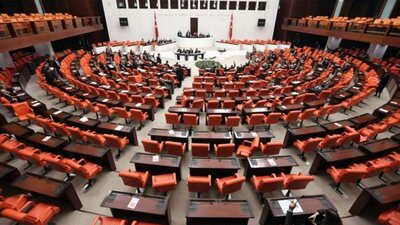 Hükümet ve siyasi partiler son KHK'lar için ne diyor?