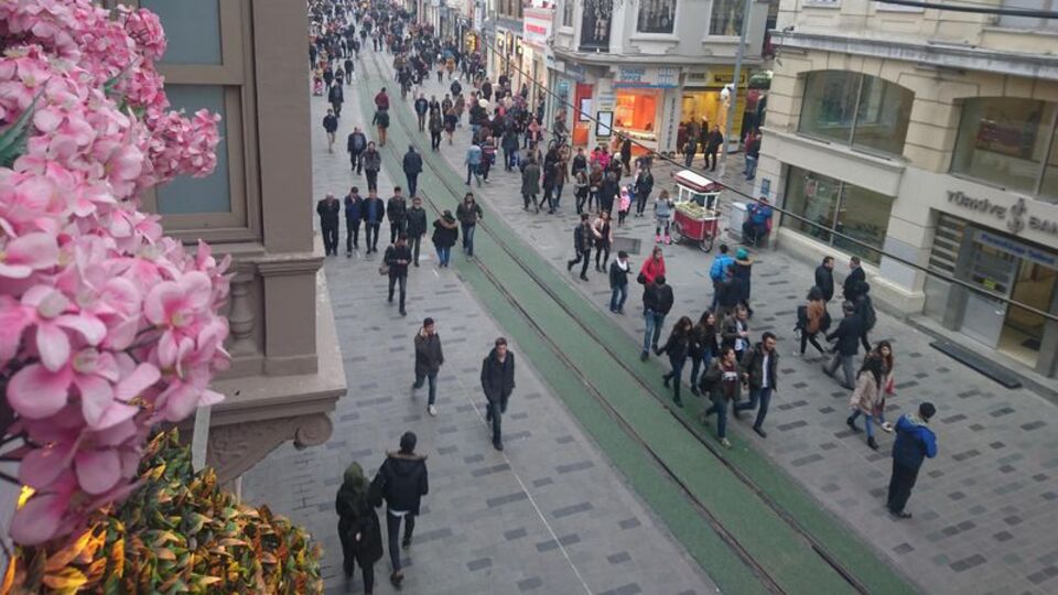 İstiklal Caddesi'nden geçenler zor anlar yaşadı