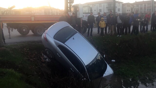 Otomobil su kanalına uçtu, sürücüyü vatandaşlar kurtardı