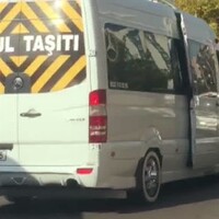 Hareket halindeki servisten yola düşen liseli kız yaralandı