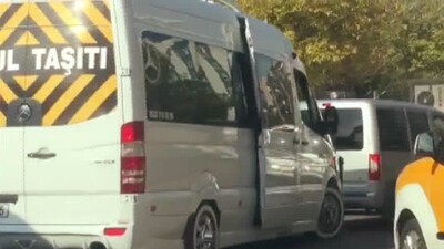 Hareket halindeki servisten yola düşen liseli kız yaralandı