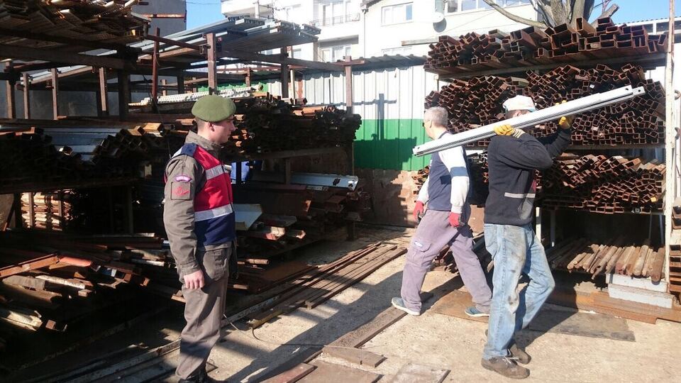 Şoke eden olay! 8 tonluk elektrik direği çalındı
