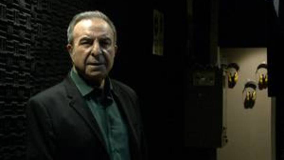 Ekipten birisinin silahıyla cinayet işleniyor!