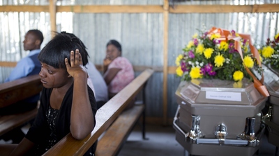 Sahte içkiden ölenlerin cenazesine gelenlere aynı içki ikram edildi