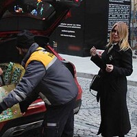 Hediyeler aracına sığmadı!