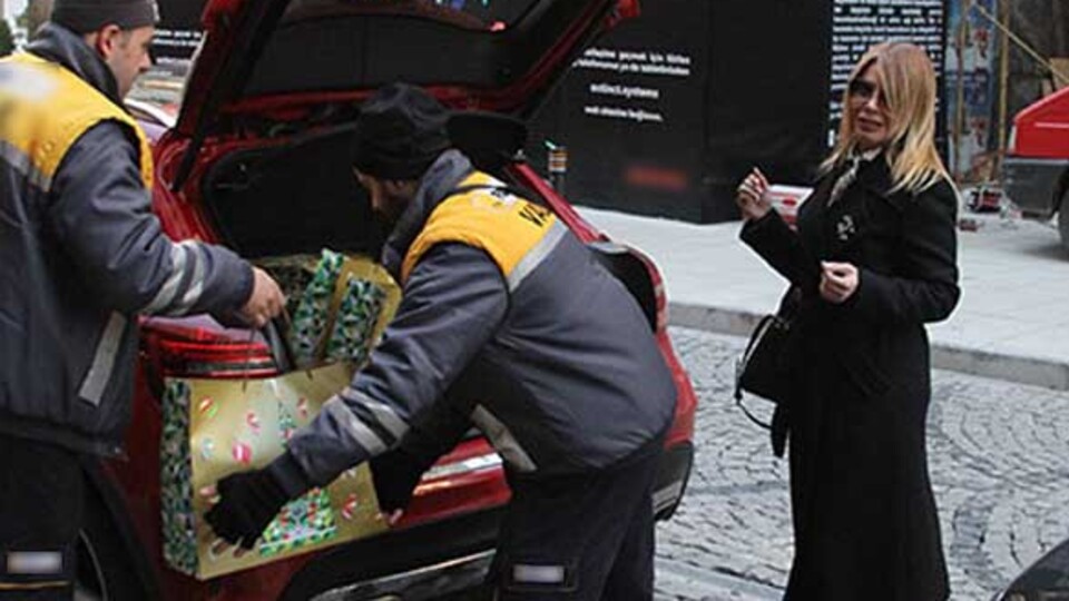 Hediyeler aracına sığmadı!