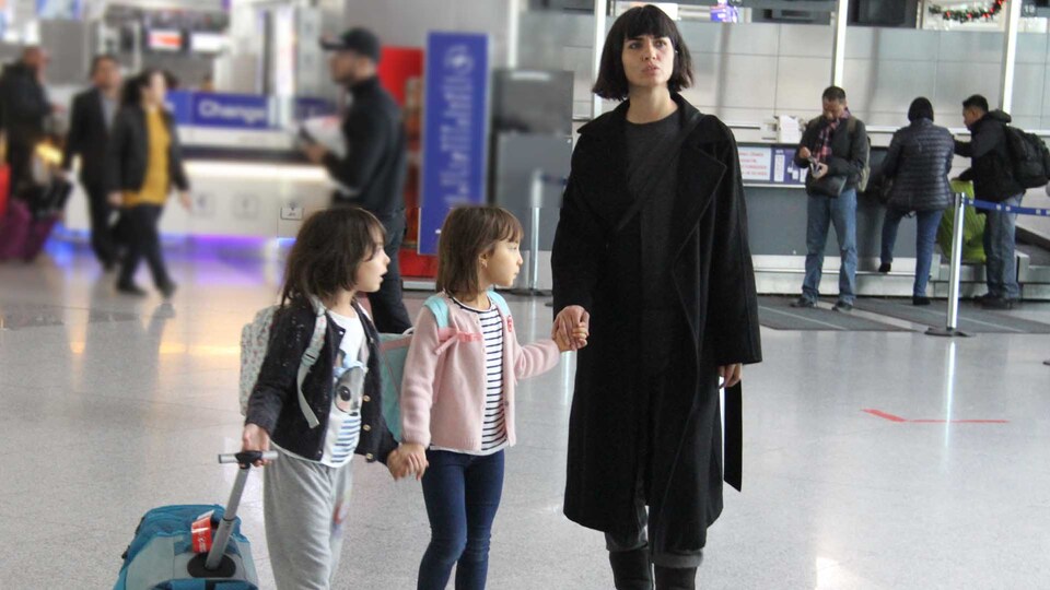 Çocuklarıyla Paris'e uçtu