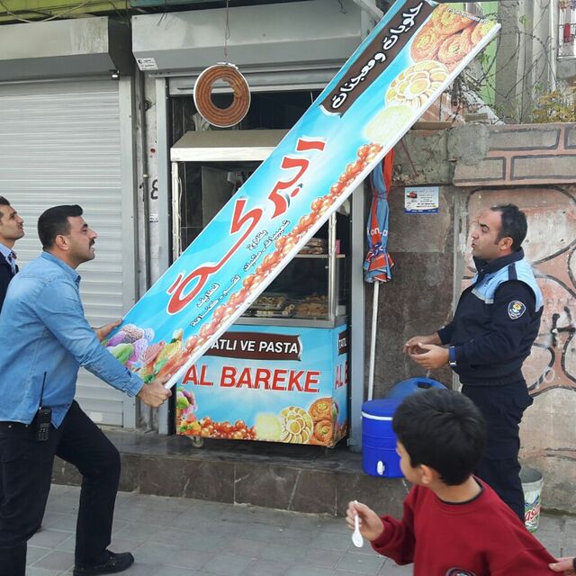 Adana'da Arapça tabelalar kaldırıldı
