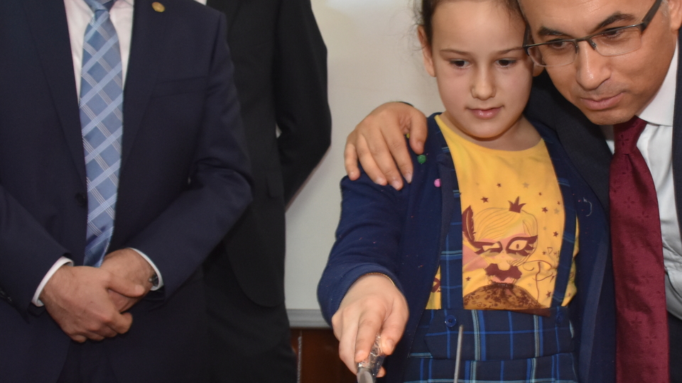 Vali, mektupla davet edildiği doğum gününe katıldı