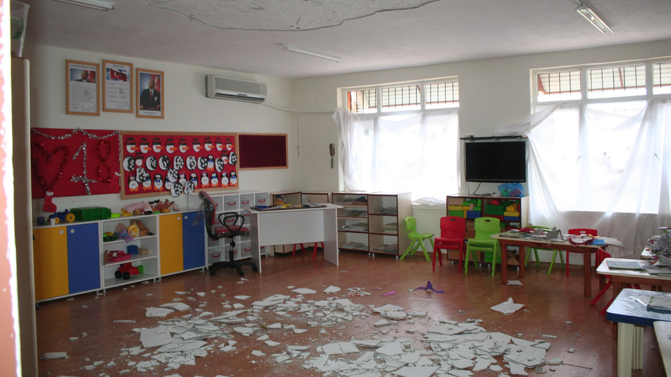 Mersin'de anaokulunun çatı sıvası çöktü! Yaralı öğrenciler var