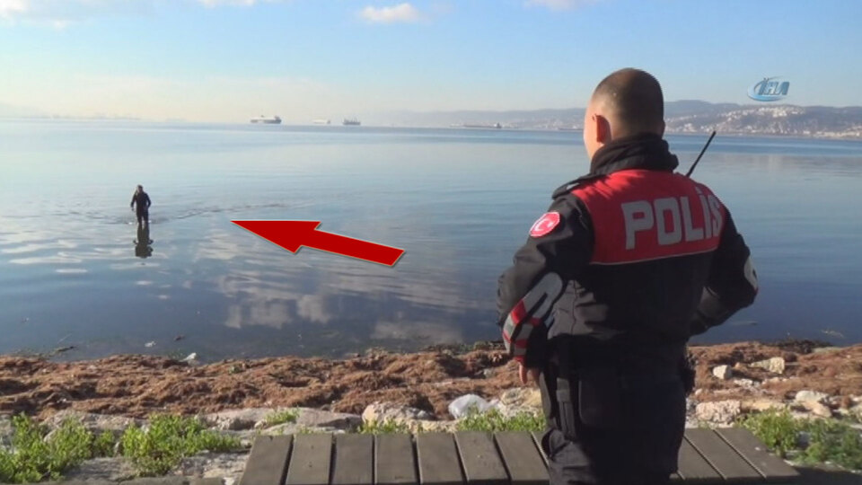 Kocaeli'de ilginç görüntüler! Kıyıda polisi görünce...
