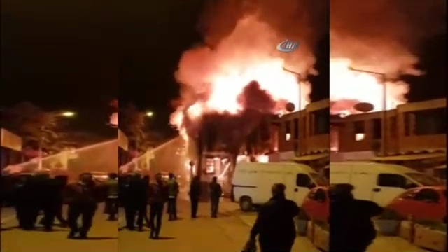 Bursa'da 2 katlı tarihi ahşap bina alev alev yandı