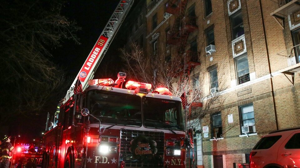 New York'ta son 25 yılın en büyük yangını: 12 ölü