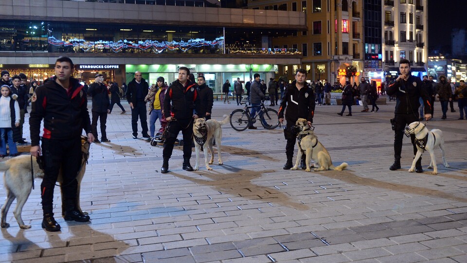 Yer: Taksim... İlk kez yılbaşı devriyesindeler!