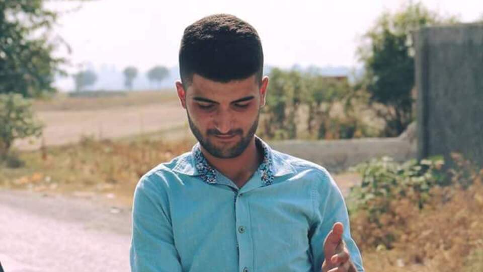 Kaza yapan arkadaşlarına yardıma giderken kazada öldü