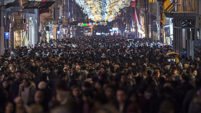 İstiklal Caddesi'nde insan seli