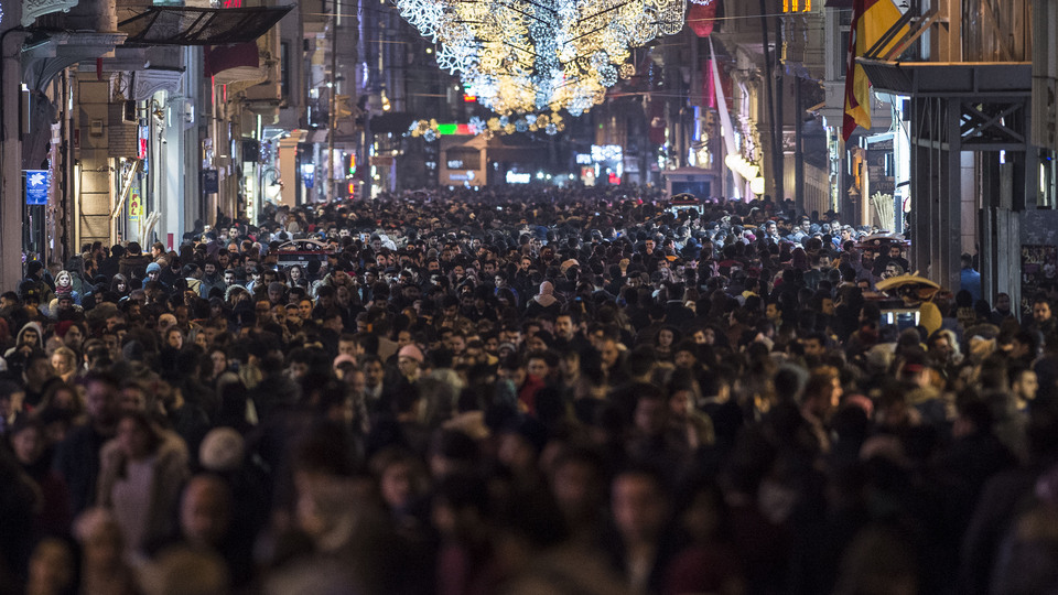İstiklal Caddesi'nde insan seli