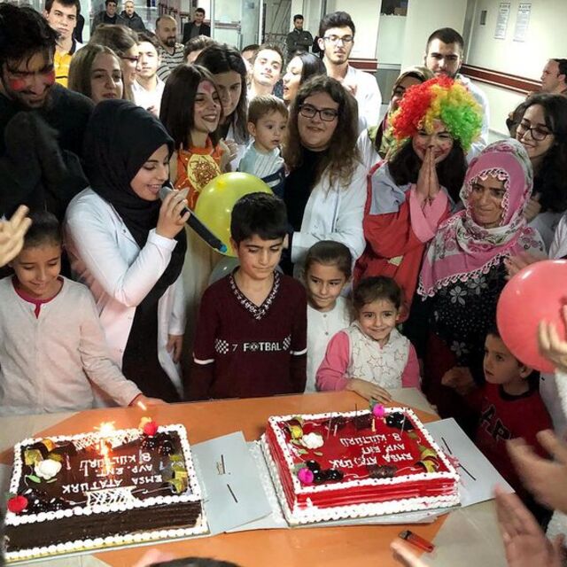 Hastanedeki çocukların yüzünü böyle güldürdüler
