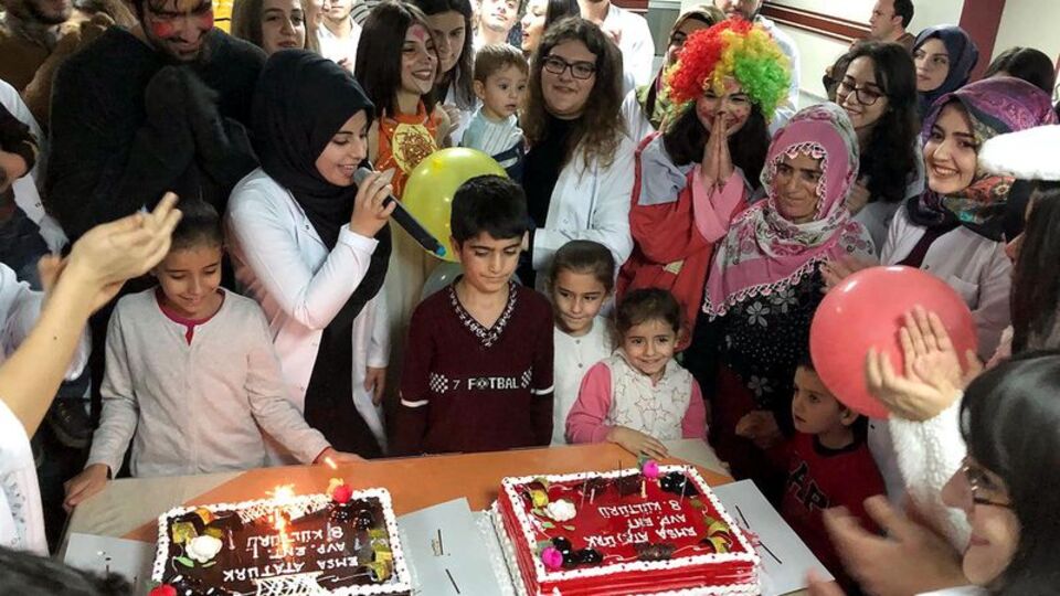 Hastanedeki çocukların yüzünü böyle güldürdüler