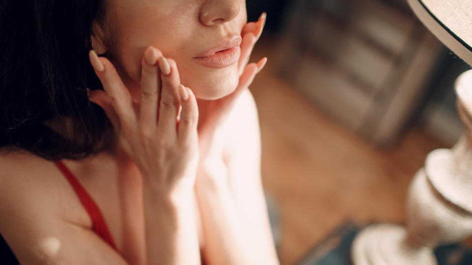 Cilt lekeleri nasıl geçer? İşte karbon peeling uygulaması...