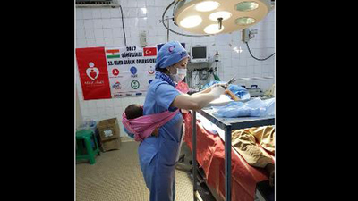 Ameliyatı sırasında bebeğini bırakacak kimse bulamayınca...