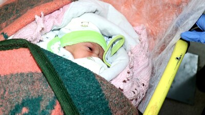 Yeni yılın ilk bebeği cami avlusuna terk edildi