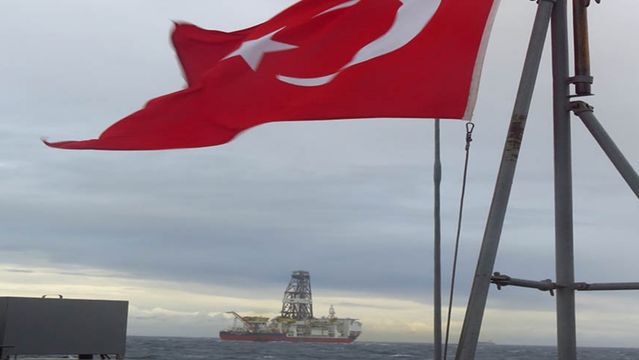 Savaş gemileri eşliğinde geldi!