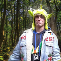 Tesadüfen buldu, kamerasına sarıldı! İşte esrarengiz ayakkabı ormanı!