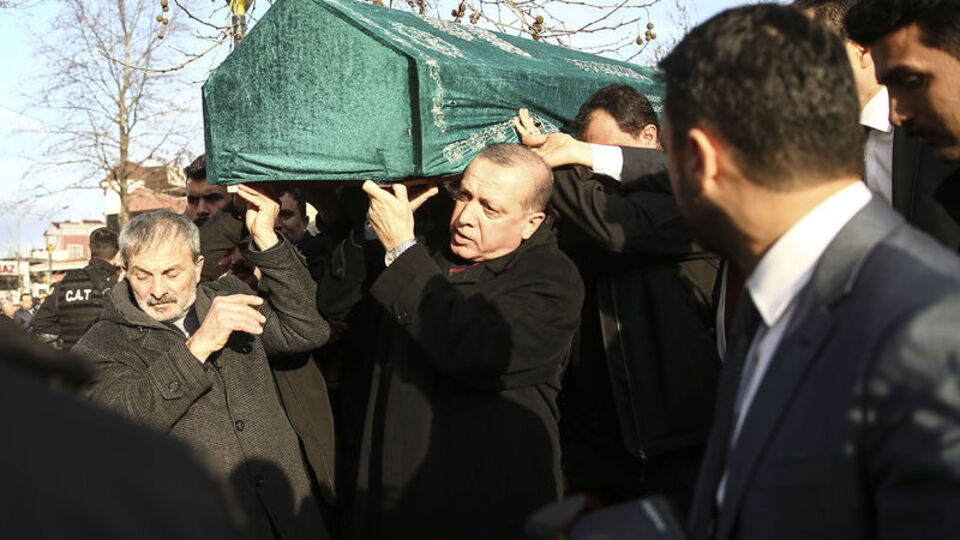 9 ay önce ziyaret etmişti, bugün tabutuna omuz verdi!