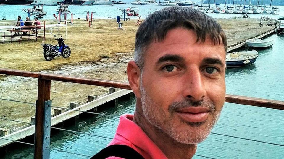 Yön levhasına çarpan motosiklet sürücüsü öldü
