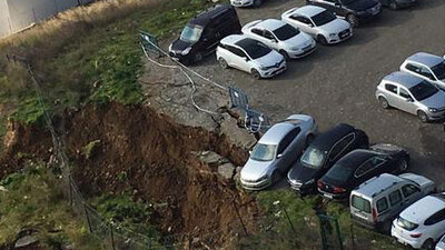 Ataşehir'de korku dolu anlar! Araçlar askıda kaldı