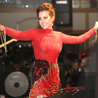 Kıyafetini kendi tasarladı