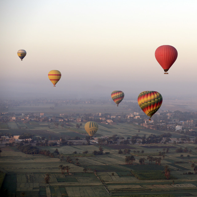 Mısır'da turistleri taşıyan balon düştü!